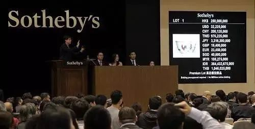 ▲鸡缸杯拍卖现场