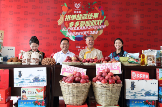 ▲盐源县委常委、副县长廖流波（右二），盐源县人民政府副县长吴箫（左二）一同向拼多多直播间的近50万消费者推介盐源苹果。（摄影：张骞）