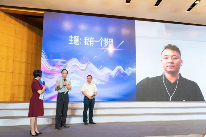 ▲ 连线华东师范大学2016届物理学专业校友、云南师大附中物理老师念智伟