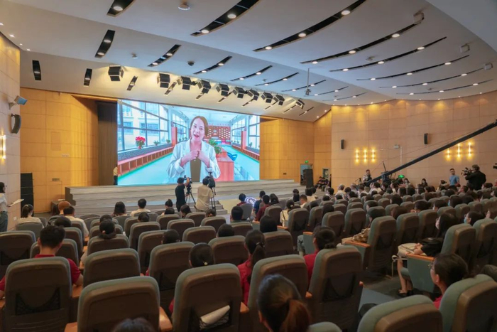 ▲华东师大中文系2001级校友 “2019全国最美教师”米玛潘多发布梦想征集要求