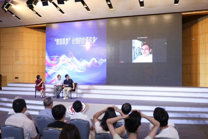 ▲第一次梦想访谈，现场还连线了正在前往凉山调研途中的教育部中学校长培训中心主任代蕊华