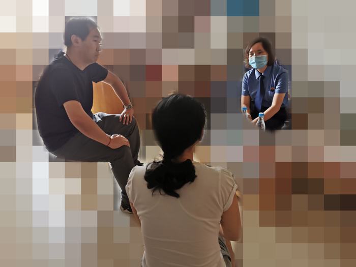 办案检察官与司法社工对李敏家庭后续情况进行回访。（北京市海淀区检察院供图）