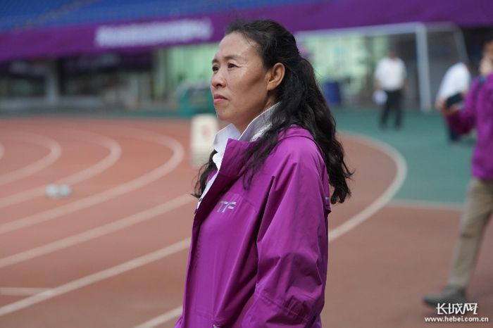 女子4×400米接力全国记录保持者马玉芹现场观看比赛。长城新媒体记者 白璐 摄