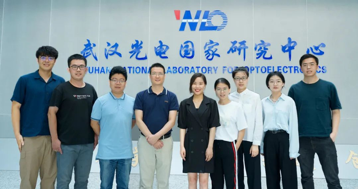 图为武汉光电国家研究中心周军教授团队。