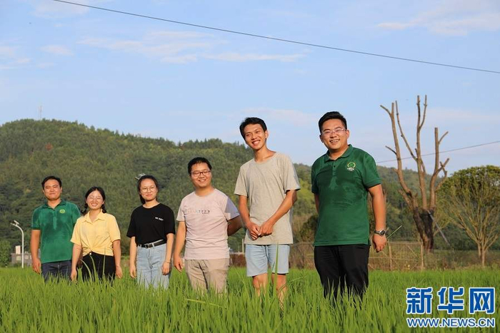 不负青春不负村，这些年轻的身影，让原本以老人、儿童为主的乡村焕发出新的活力，他们用自己的新理念、新技术、新作为演绎土地的新故事。新华网王中庆 摄