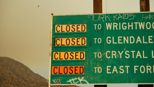 9月9日，在美国加利福尼亚州阿祖萨，山火区域附近的道路被封闭。新华社发（曾慧摄）