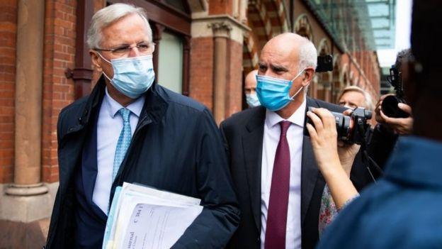 △欧盟首席谈判代表巴尼耶（左）8日抵达伦敦准备出席第八轮英欧贸易谈判（图片来源：PA Media）