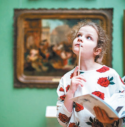 　　学生在画廊内参观学习，聆听讲解。