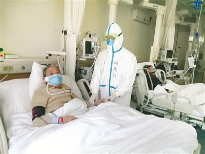 梅建强在武汉市为患者号脉，提供中医诊疗。（河北省纪委监委供图）