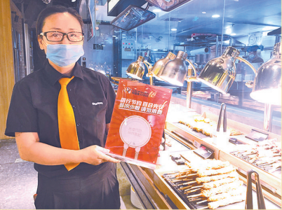 在北京市西单商场比格比萨自助餐厅，随处可见提醒制止餐饮浪费的标识牌。经济日报记者 李华林摄