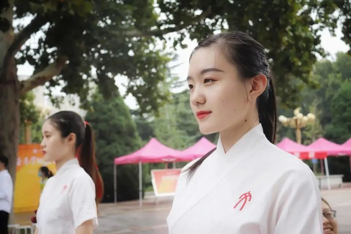 △ 文学院迎新仪仗队