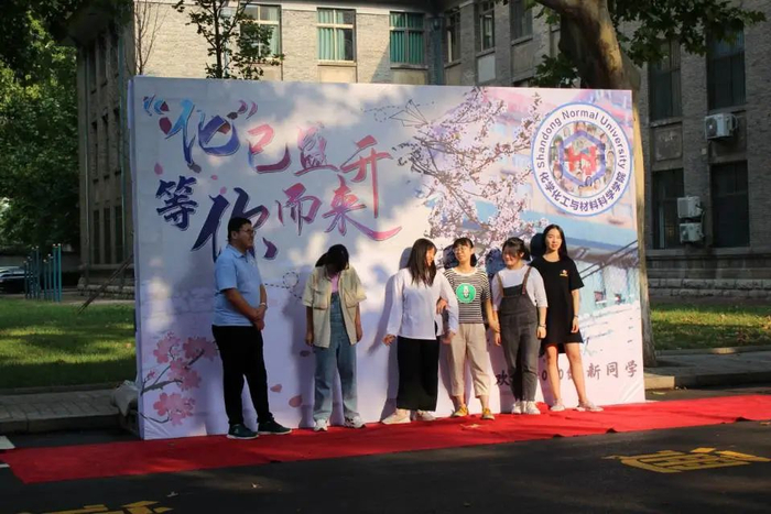 △ 化学化工与材料科学学院的“‘化’已盛开，等你而来”展板