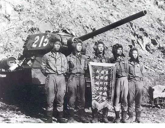 图为人民英雄坦克215号全体人员。（资料图片）