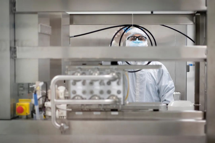 　　8月14日，科学家在阿根廷布宜诺斯艾利斯省加林市的新冠疫苗研究实验室内工作。新华社发（马丁·萨巴拉摄）