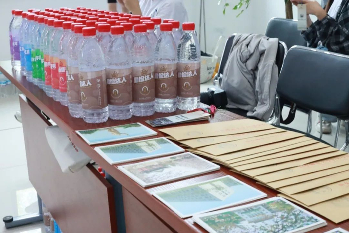 △ 经济学院为新生准备的手写信和明信片