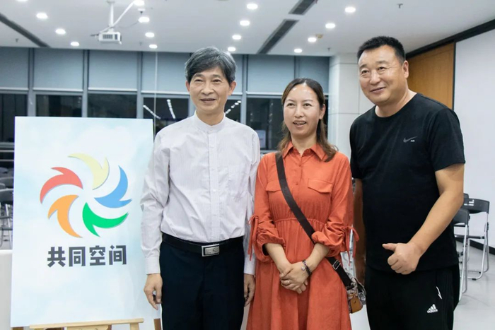 新生家长与高翅合影留念（邵子衿 摄）