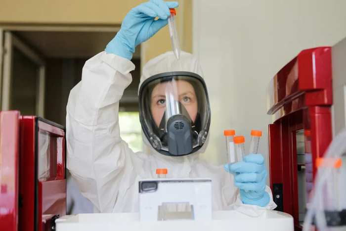 　　8月6日，在位于俄罗斯首都莫斯科的“加马列亚”流行病与微生物学国家研究中心，研究人员在实验室内工作。新华社发（俄罗斯直接投资基金供图）