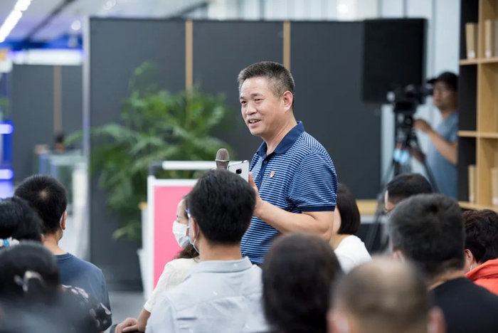 现场家长提问（ 刘涛 摄）