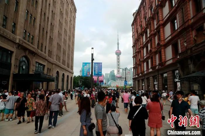 南京路步行街东扩 游人如织。汤彦俊 摄