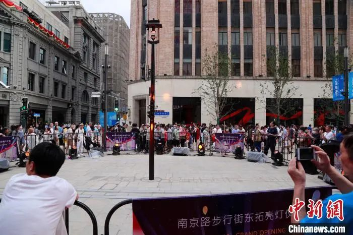 民众在南京东路江西路口的“1882广场”拍照留念，1882年，上海第一盏电灯在此点亮。汤彦俊 摄