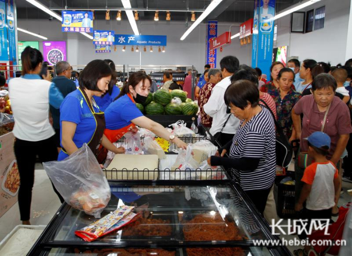 瑞天超市雕桥店开业当天，客流量不断，销售额就达到了近18万元。