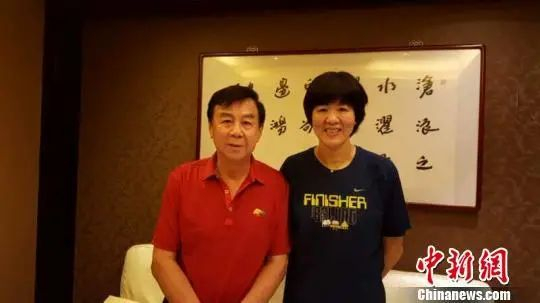 资料图：带领中国女排夺得里约奥运会冠军的郎平与她的恩师、原国家体育总局局长袁伟民合影。