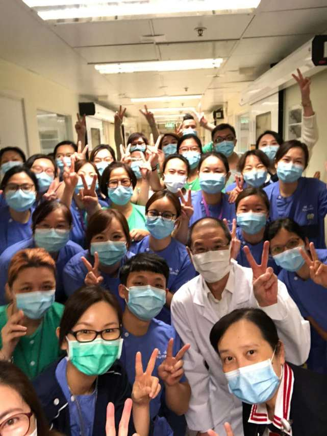 即将结束在隔离病房的支援工作，阿May与并肩战斗的同事们合影留念