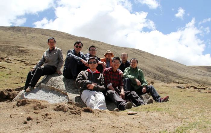 ▲实地探查现场众人在休息间隙合影留念。