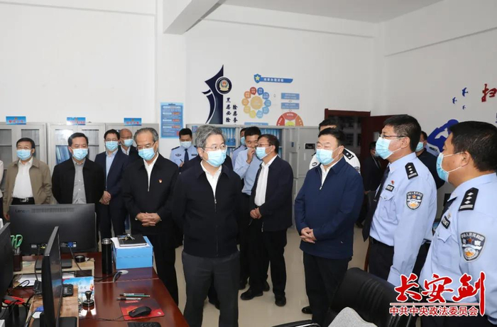 陈一新在兴安盟扫黑办调研指导工作。
