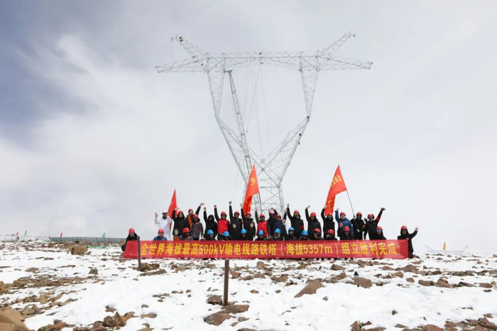 ▲阿里联网工程海拔最高500千伏输电铁塔组立完成。