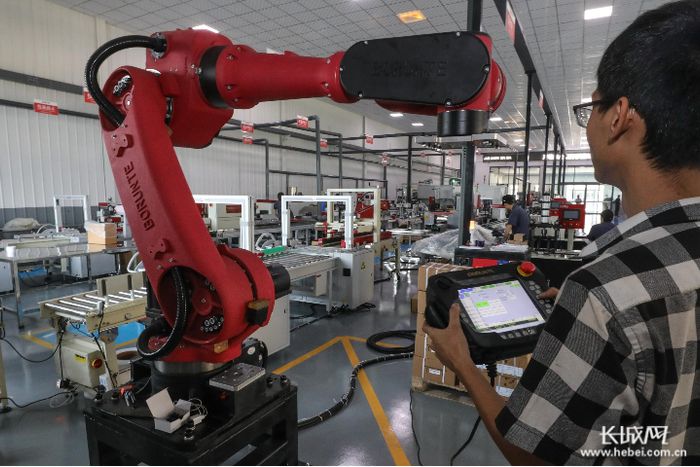 调控智能化设备。长城网记者 刘潇 摄