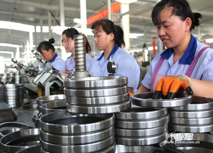 严格检测轴承套圈精度。通讯员 张玉坤 何连斌 摄