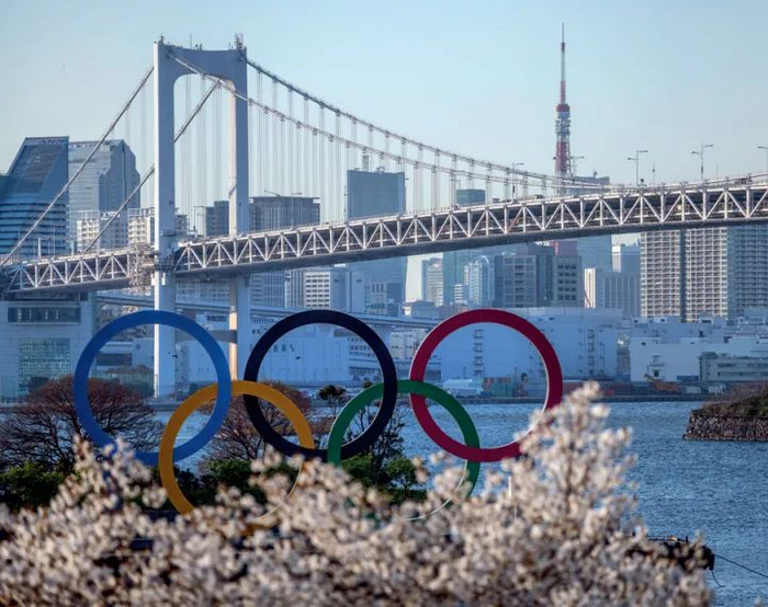 ·奥运五环装点着东京街景，奥运会能否如期举办事关日本国运。