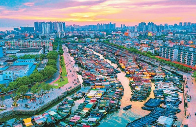 开海前整齐停放在侨港电建码头的渔船。　　张发礼摄