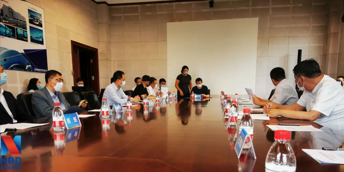 9月7日下午召开的股东大会现场，图中央落座的是杨子平