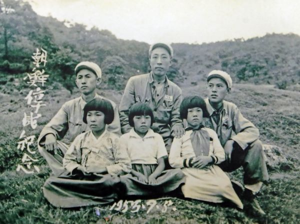 朝鲜停战后，程茂友与战友拍照留念（受访者供图）