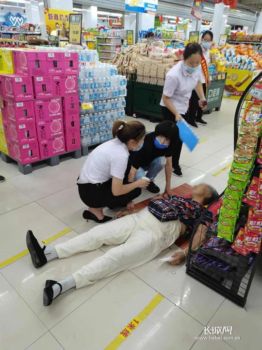 袁伟（黑色衣服）正在抢救心脏病突发患者。邢台市人民医院/供图