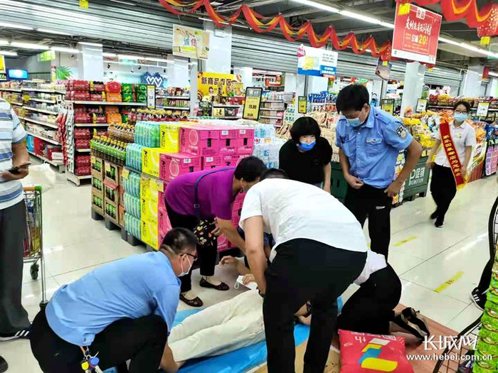 邢台市人民医院救护车赶到现场，准备将患者送往医院。邢台市人民医院/供图