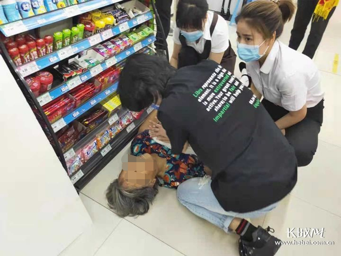 袁伟（黑色衣服）正在抢救心脏病突发患者。邢台市人民医院/供图