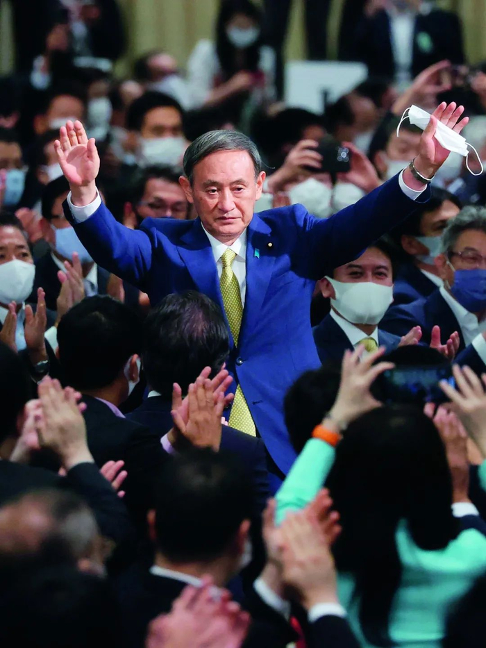  9月14日，在日本东京，日本内阁官房长官菅义伟获胜后致意。图/法新