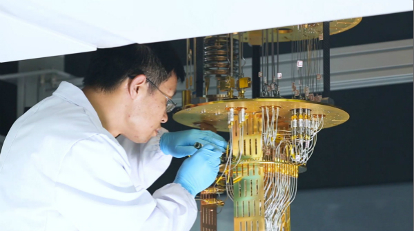 研究人员正在调配“悟源”超导量子计算机芯片系统