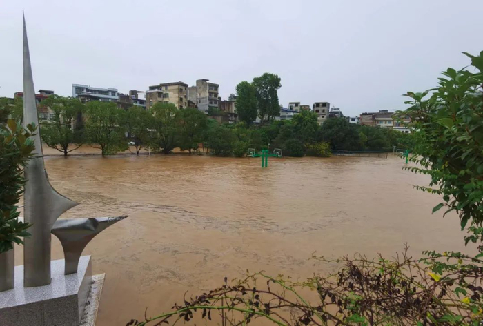 惠水县三都小学操场积水严重。（刘飞、王磊  摄）