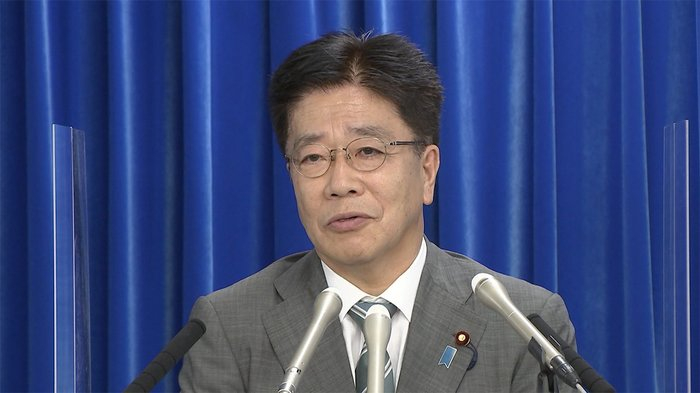 官房长官加藤胜信，64岁，曾担任副官房长官