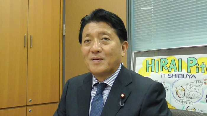 数字担当相平井卓也，62岁，前科学技术担当相，手机一直是最新款