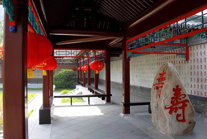 黄崖关长城景区的石刻。资料图