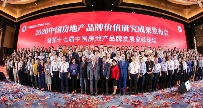 图：与会专家、企业代表等合影