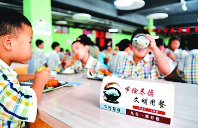 9月8日，河北省石家庄市东马路小学学生在食堂用餐。新华社记者 王晓摄