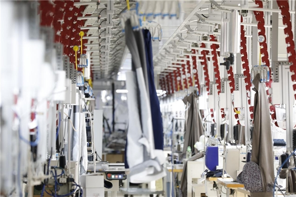 VICUTU的西裤自动吊挂车间