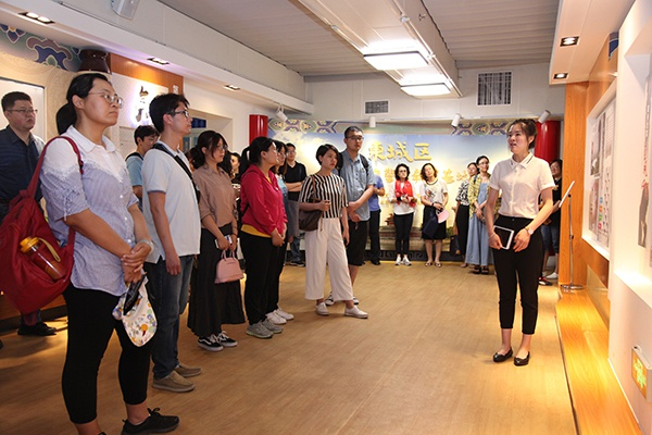 北京市东城区纪委监委针对党员干部违纪违法年轻化这一现象，开展“扣好第一粒扣子”专题纪律教育活动。图为青年干部参观警示教育基地。摄影/陈庆（东城区纪委监委干部）