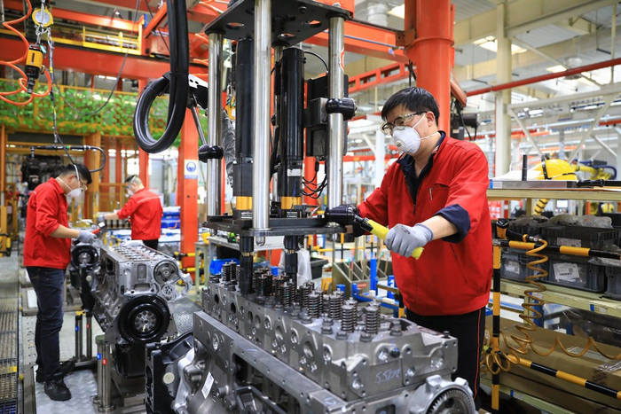 Z总装车间员工奋战高产